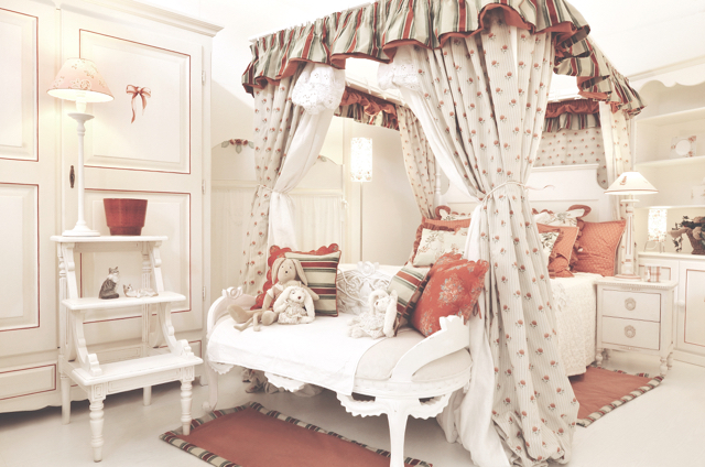 Chambre avec grand lit à baldaquin.